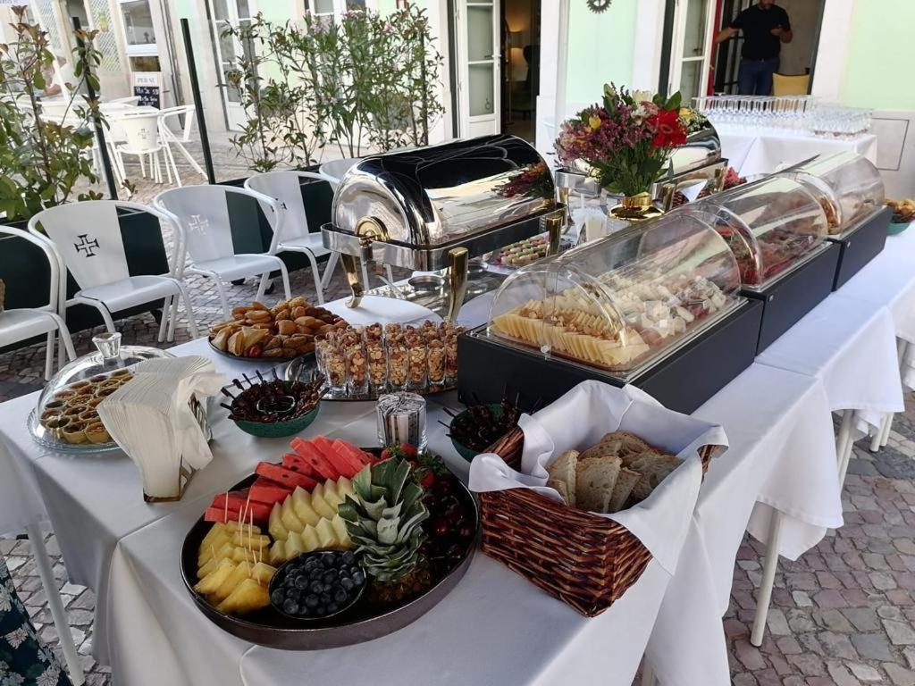 Hotel Republica Boutique Hotel Tomar Exterior photo A buffet at a party
